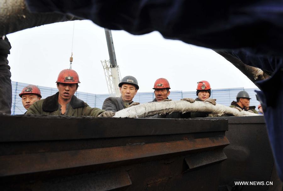Rescuers convey water pipes to the Furuixiang Coal Mine in Qitaihe City, northeast China's Heilongjiang Province, Dec. 3, 2012. (Xinhua/Wang Jianwei)  