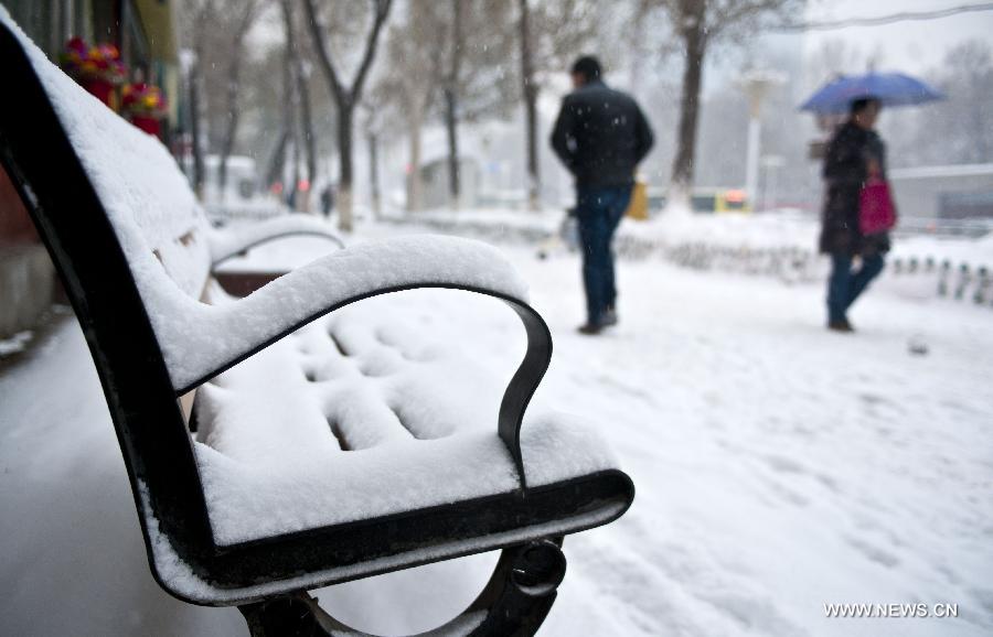 An ourdoor bench is covered with snow in Urumqi, capital of northwest China's Xinjiang Uygur Autonomous Region, Dec. 3, 2012. The city witnessed a snowfall on Monday, where the temperature fell to approximately 14 degrees Celsius below zero. (Xinhua/Wang Fei) 
