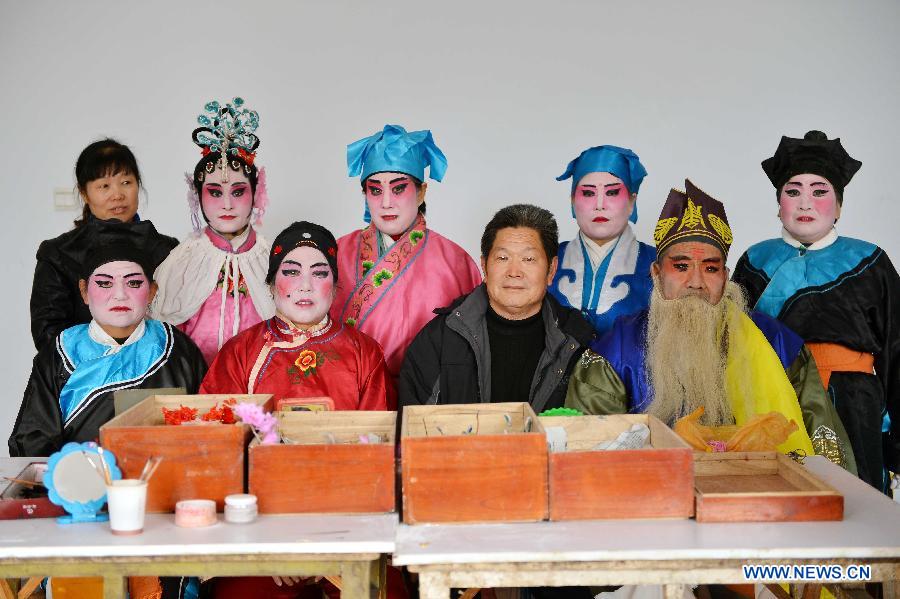 Performers from Xihuangcun Amateur Drama Group pose for group photo after a show in Xihuang Village of Zouping County, east China's Shandong Province, Nov. 24, 2012. (Xinhua/Zhu Zheng) 