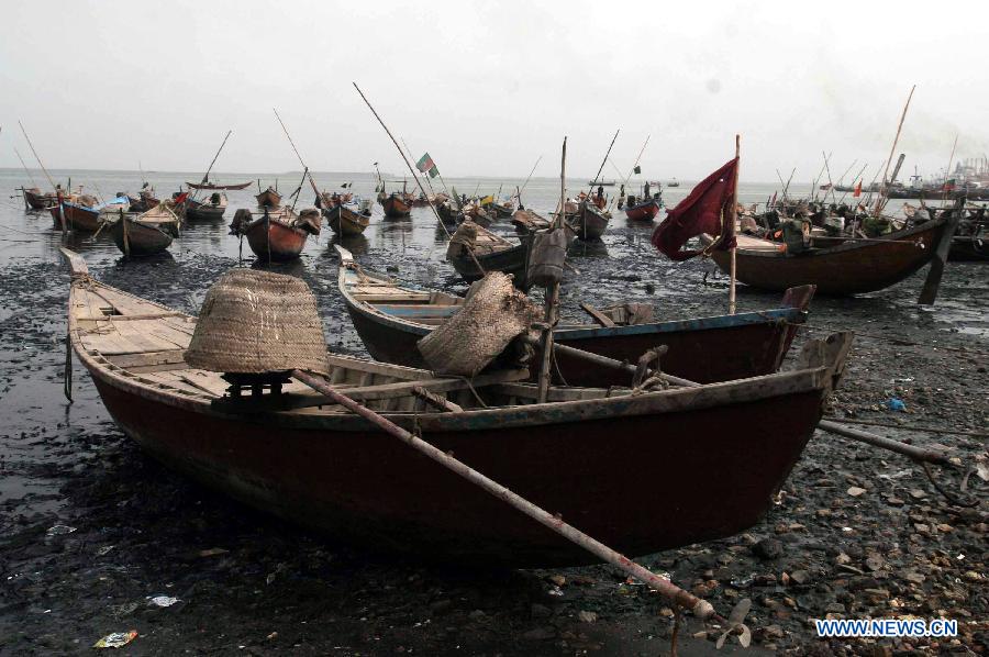 Fishermen boats are seen in a garbage dump site near the Arabian Sea, in southern Pakistani port city of Karachi, on Dec. 3, 2012. Environmental issues in Pakistan threaten the population's health and have been disturbing the balance between economic development and environmental protection. (Xinhua/Arshad)