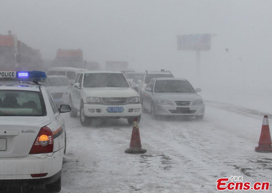 Strong winds of up to force 10 strand 96 vehicles and 477 passengers on sections of 302 Provincial Highway and 303 Provincial Highway in Northwest China's Xinjiang Uyghur Autonomous Region, December 1, 2012. [Photo: CNS/Cai Zengle] 