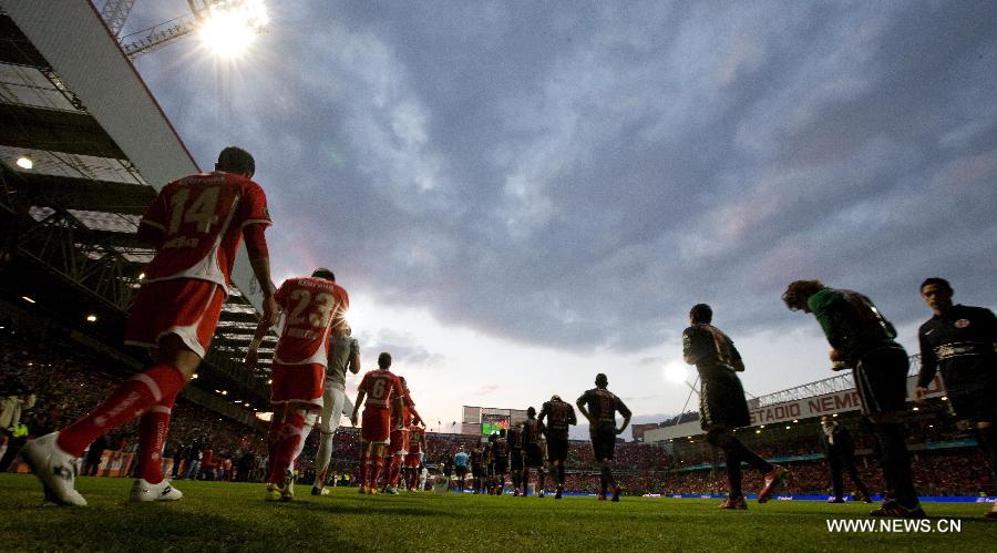 Players of Toluca and Tijuana arrive at the field prior to their Mexican Apertura tournament final football match, held at the Nemesio Diez stadium, in Toluca, State of Mexico, Mexico, on Dec. 2, 2012. (Xinhua/David de la Paz)