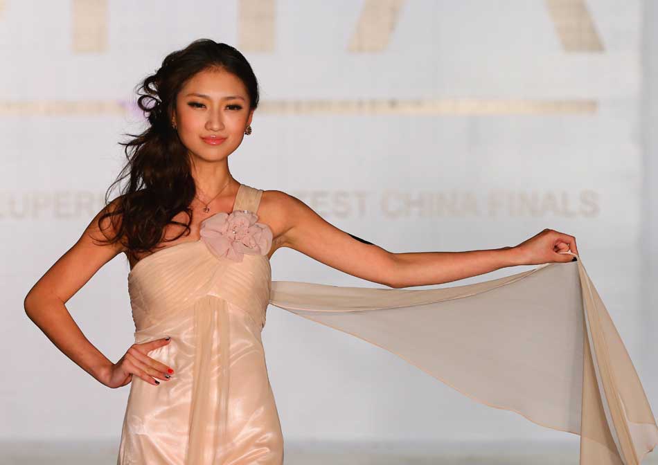 A contestant performs at the 2012 China USA Super Model Contest China Final held in Beijing on Dec. 12, 2012. (Xinhua/Gong Bing)(Xinhua/Gong Bing)