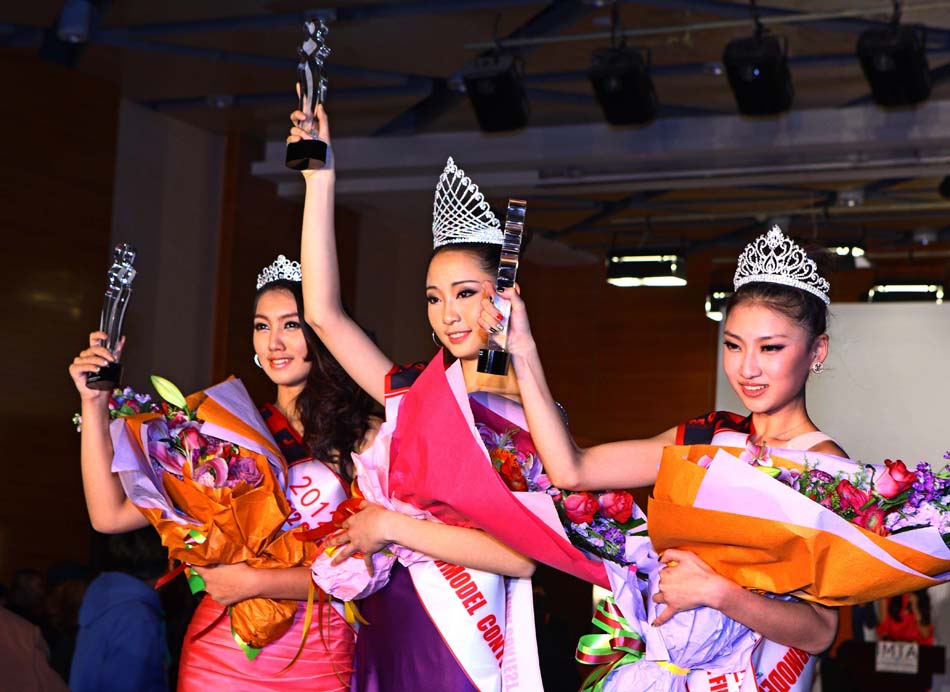 The champion Zeng Zheng(C), the runner-up Fang Xingtong(R) and the third place Cheng Lin pose for a photo at the 2012 China USA Super Model Contest China Final held in Beijing on Dec. 12, 2012. (Xinhua/Gong Bing)