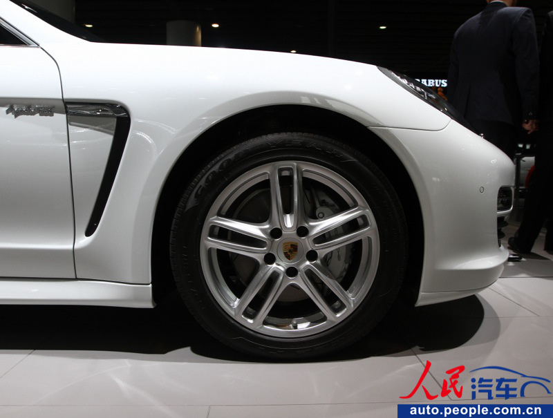Porsche Panamera S Hybrid arrives at Guangzhou Auto show (4)