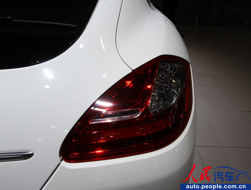 Porsche Panamera S Hybrid arrives at Guangzhou Auto show (21)
