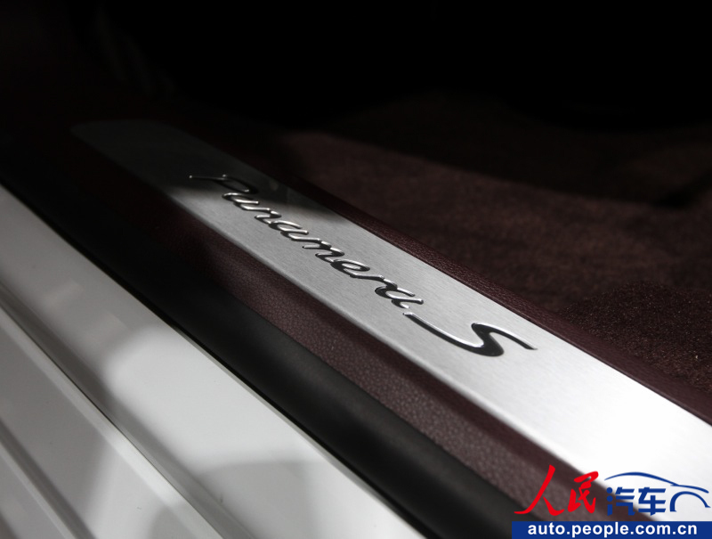 Porsche Panamera S Hybrid arrives at Guangzhou Auto show (18)