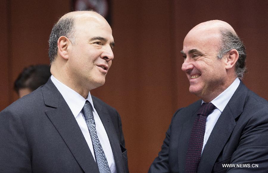French Economy and Finance Minister Pierre Moscovici (L) talks with Spanish Economy Minister Luis de Guindos during a Eurogroup finance ministers meeting at EU's headquarters on December 3, 2012, in Brussels, capital of Belgium.(Xinhua/Thierry Monasse)