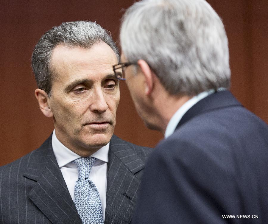 Italian Finance Minister Vittorio Grilli (L) talks with Eurogroup President Jean-Claude Juncker during a Eurogroup finance ministers meeting at EU's headquarters on December 3, 2012, in Brussels, capital of Belgium.(Xinhua/Thierry Monasse) 