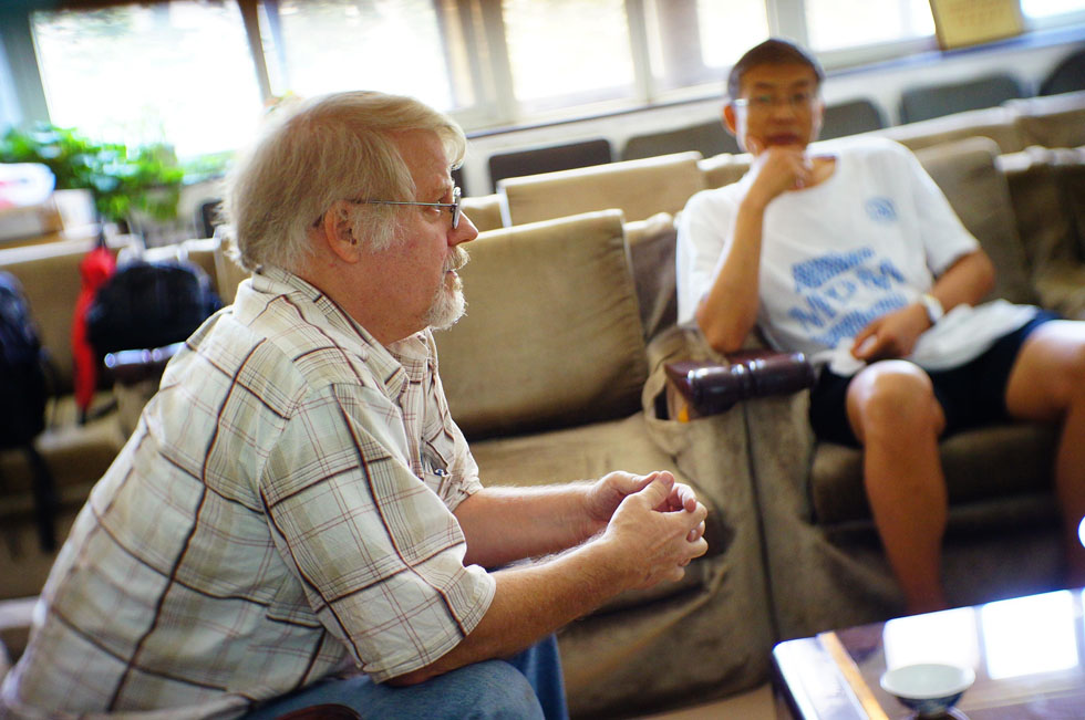 Richard Sears (front) has an interview in Beijing, capital of China, Aug. 12, 2012.(Xinhua Photo)