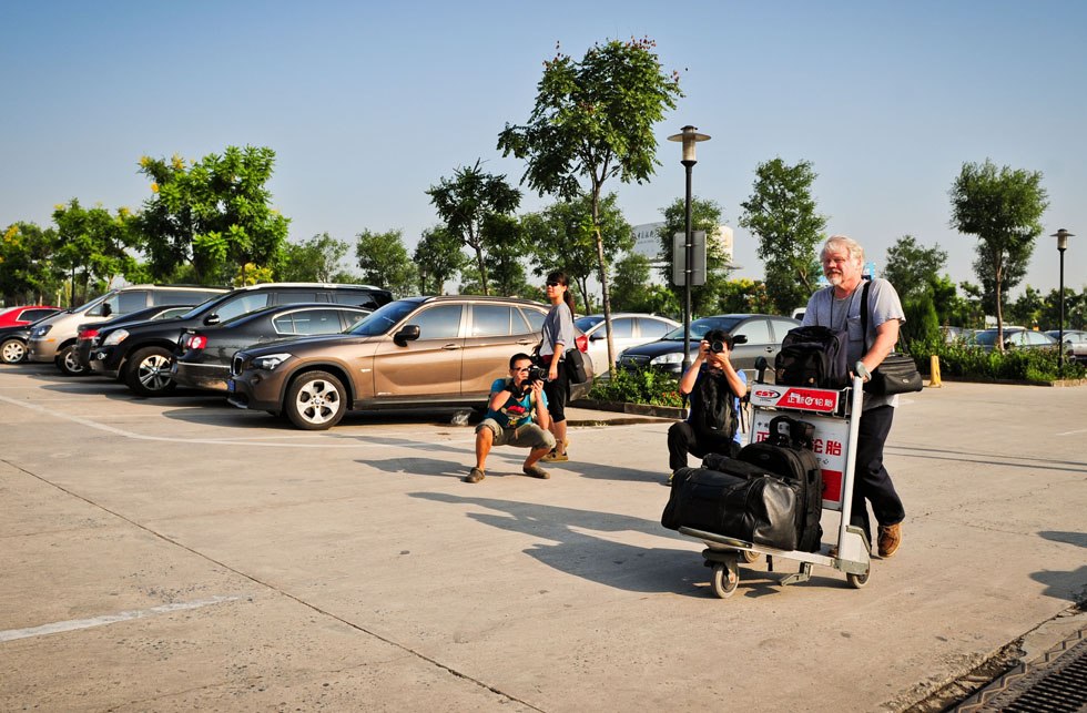 Richard Sears arrives at the airport in Tianjin, north China, Aug. 15, 2012. (Xinhua Photo)