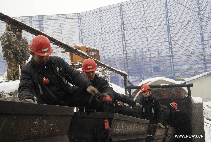 Rescuers get out of the flooded Furuixiang Coal Mine in Qitaihe City, northeast China's Heilongjiang Province, Dec. 4, 2012. (Xinhua/Qin Cunguang)