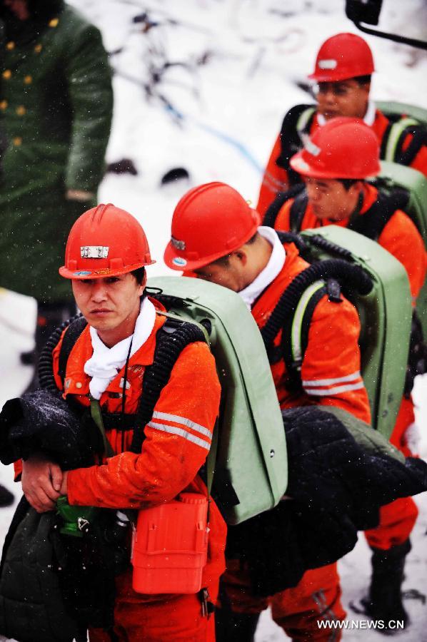 Rescuers get prepared to go down to the flooded Furuixiang Coal Mine in Qitaihe City, northeast China's Heilongjiang Province, Dec. 4, 2012. (Xinhua/Qin Cunguang)