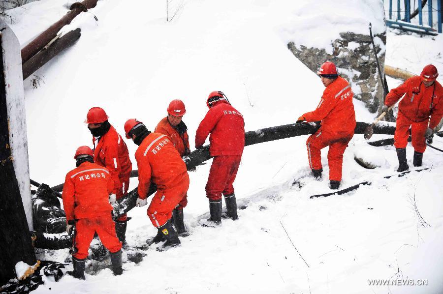 Rescuers carry the water pipe to the flooded Furuixiang Coal Mine in Qitaihe City, northeast China's Heilongjiang Province, Dec. 4, 2012. (Xinhua/Qin Cunguang)
