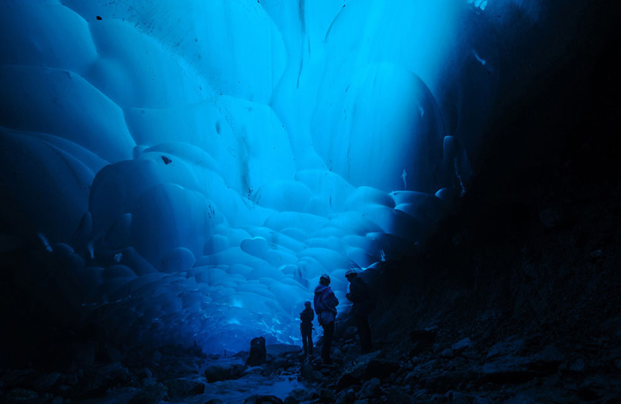 “Ice cave”：Hikers in the Mendenhall Glacier in Alaska, U.S. (Photo/Xinhua)