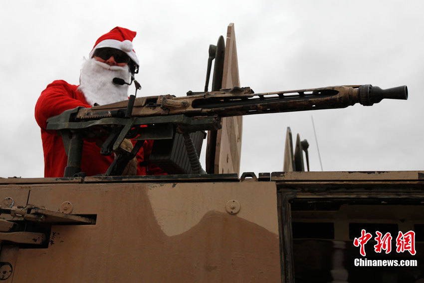  A German gunner on duty in Afghanistan dresses up as Santa Claus.(Photo/Chinanews.com)