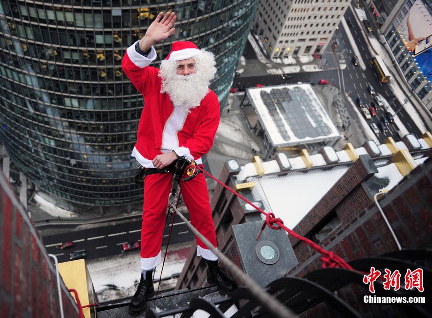  A climber dressed as Santa Claus climbs Kollhoff Tower on Potsdam square in Berlin, Germany.(Photo/Chinanews.com) 
