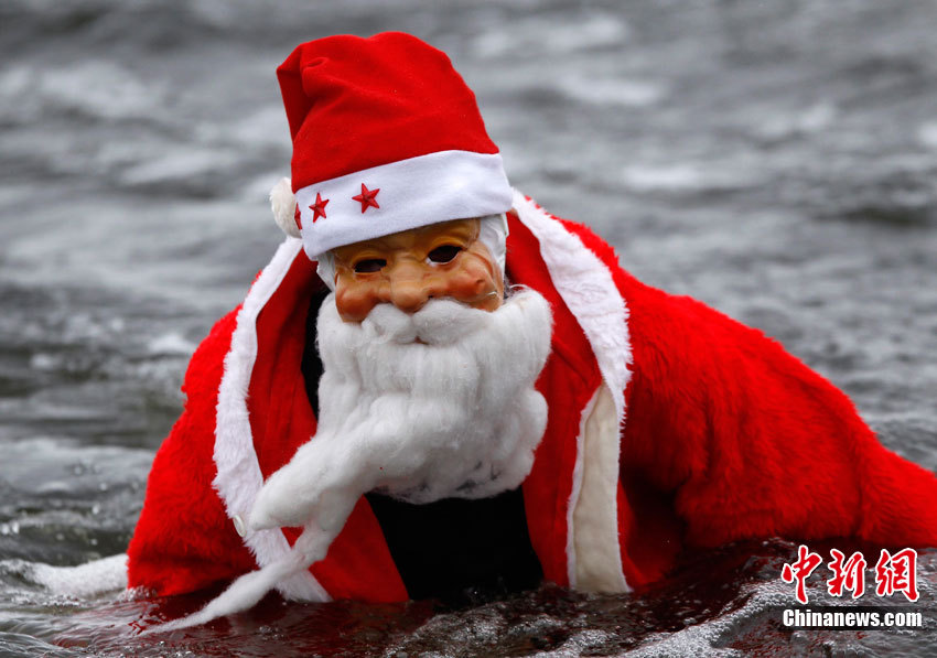 A tourist dressed as Santa Claus swims in a lake in Hamburg, Germany.(Photo/Chinanews.com)