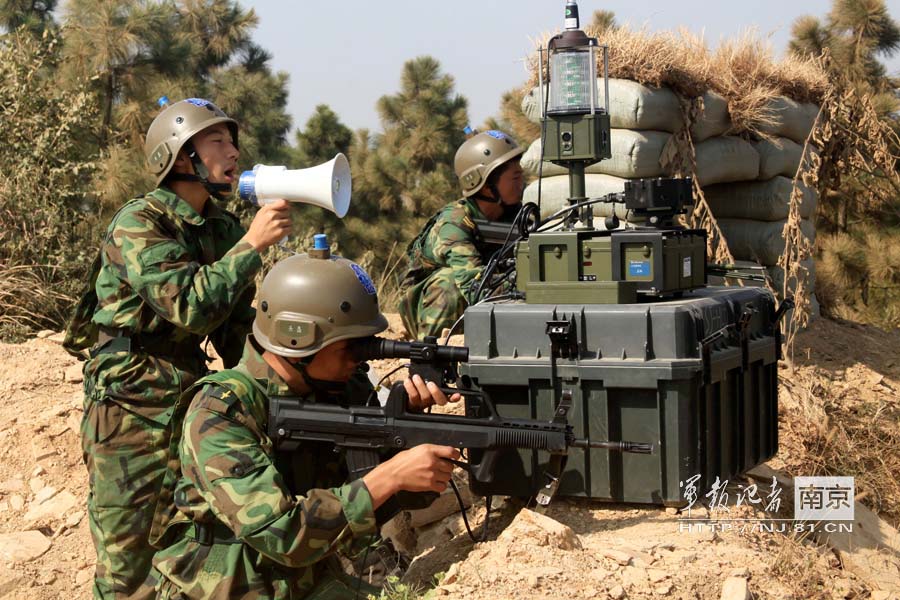 An armored brigade and a mechanized infantry brigade conduct a laser-simulation actual-troop confrontation and live-ammunition training under information conditions at the Sanjie Training Base of the Nanjing Military Area Command (MAC) on Nov. 27, 2012. (nj.81.cn/Ou Yanghao, Zuo Hailiang, Yang Kang)