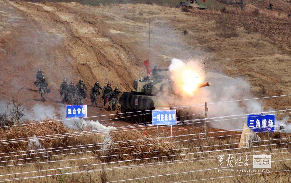 An armored brigade and a mechanized infantry brigade conduct a laser-simulation actual-troop confrontation and live-ammunition training under information conditions at the Sanjie Training Base of the Nanjing Military Area Command (MAC) on Nov. 27, 2012. (nj.81.cn/Ou Yanghao, Zuo Hailiang, Yang Kang)