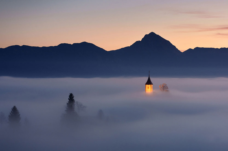 “Pure land in heaven”: In a small village in Slovenia, dense fog covers everything and creates a hazy view, just like in the heaven. (Photo/Xinhua)
