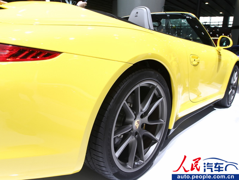 Porsche 911 Carrera 4S shines at Guangzhou Auto Show (17)