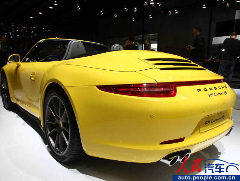 Porsche 911 Carrera 4S shines at Guangzhou Auto Show (2)