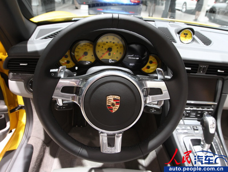 Porsche 911 Carrera 4S shines at Guangzhou Auto Show (10)