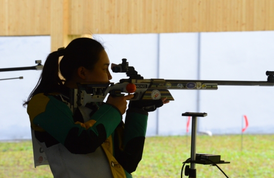 The picture shows Wan Xiangyan, a PLA shooter, is in the contest. (Photo by Liu Fengan)