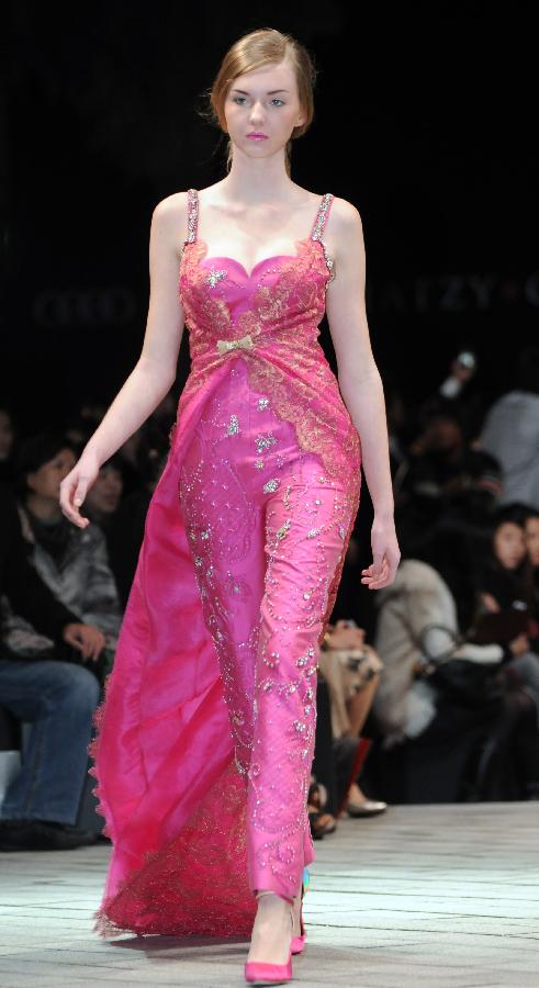 A model presents a Shiatzy creation during the 2013 spring & summer collection fashion show in Taipei, southeast China's Taiwan, Dec. 4, 2012. (Xinhua/Wu Ching-teng)