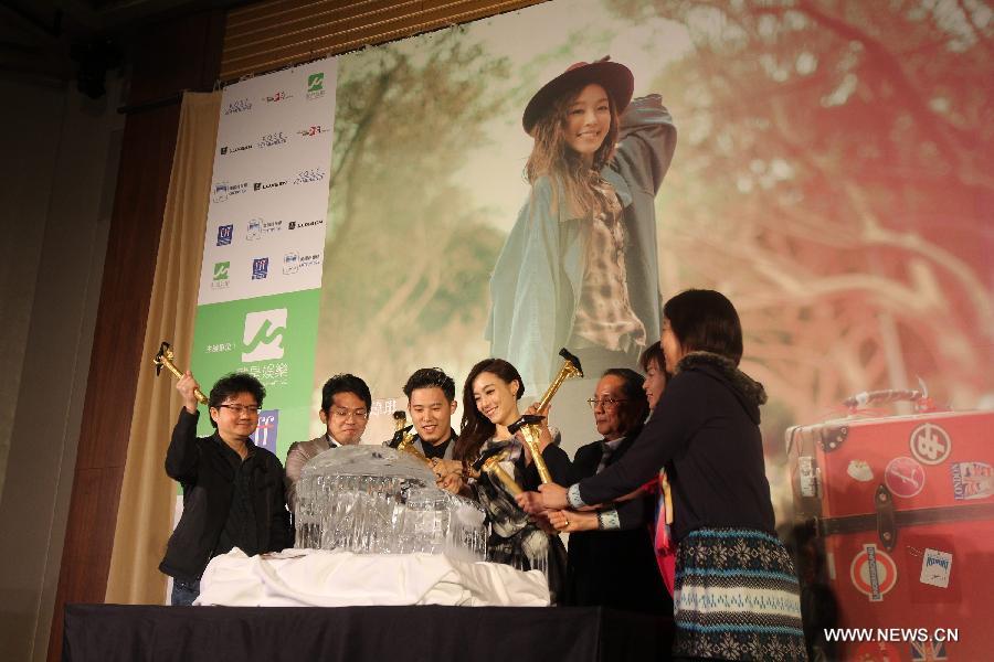 Singer Christine Fan (4th L) attends a press conference for her solo concert in Taipei, southeast China's Taiwan, Dec. 4, 2012. The concert is to be held on Feb. 2, 2013. (Xinhua/Xing Guangli)