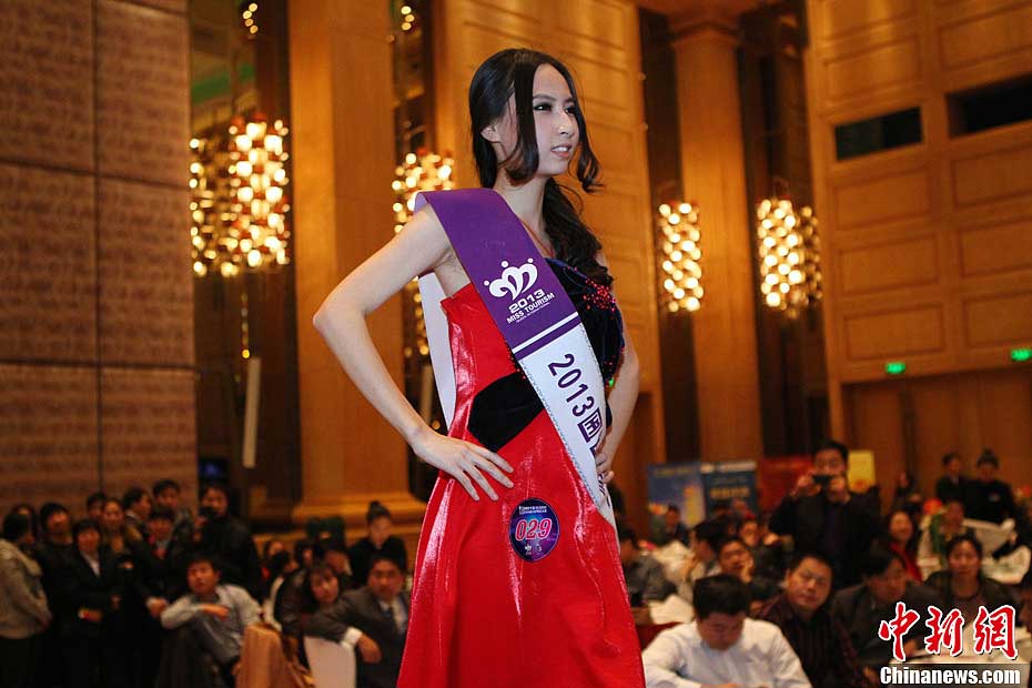 A contestant performs at the final of Miss Charm 2013 of Miss Tourism Queen International 2013 (Henan Section) held in Zhengzhou, Henan Province on Nov. 30, 2012.(CNSPHOTO/Wang Zhongju)