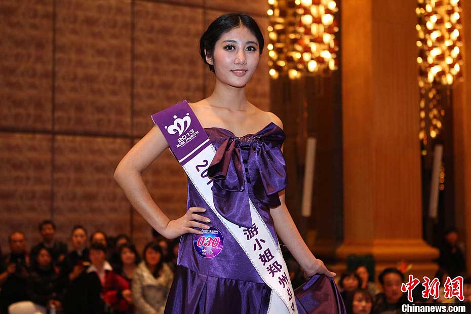 A contestant performs at the final of Miss Charm 2013 of Miss Tourism Queen International 2013 (Henan Section) held in Zhengzhou, Henan Province on Nov. 30, 2012.(CNSPHOTO/Wang Zhongju)