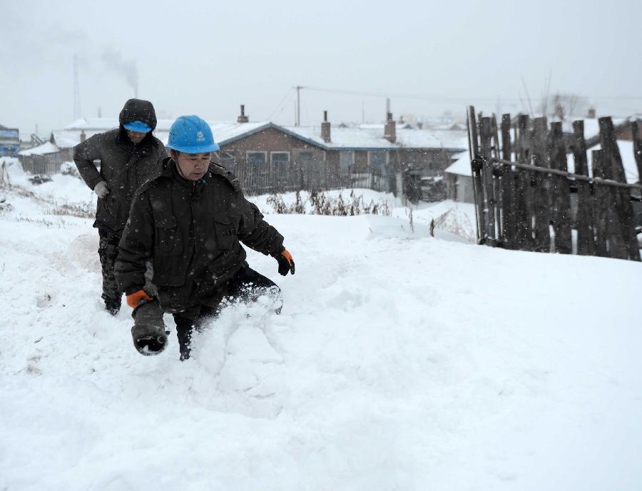 Electrical workers make their way to repair power facility in the snow in Dongfanghong Town, northeast China's Heilongjiang Province, Dec. 4, 2012. The blizzard cut the power supply in many areas in Dongfanghong, disturbing the daily use of electricity for residents and enterprises. (Xinhua/Wang Kai) 