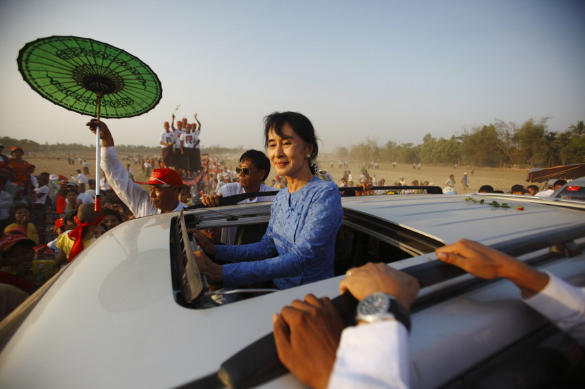 Myanmar opposition leader Aung San Suu Kyi returns after giving a speech to her supporters at the election campaign on March 22, 2012. (Photo/Reuters)
