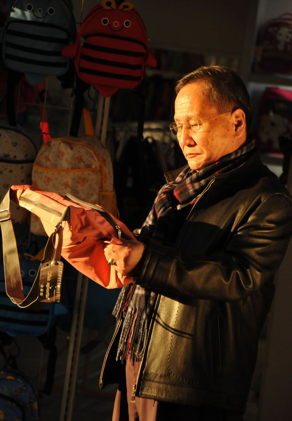 Kim Byungcho visits a store selling bags and luggages in Rushan, east China's Shandong Province, Feb. 7, 2012. (Xinhua Photo) 