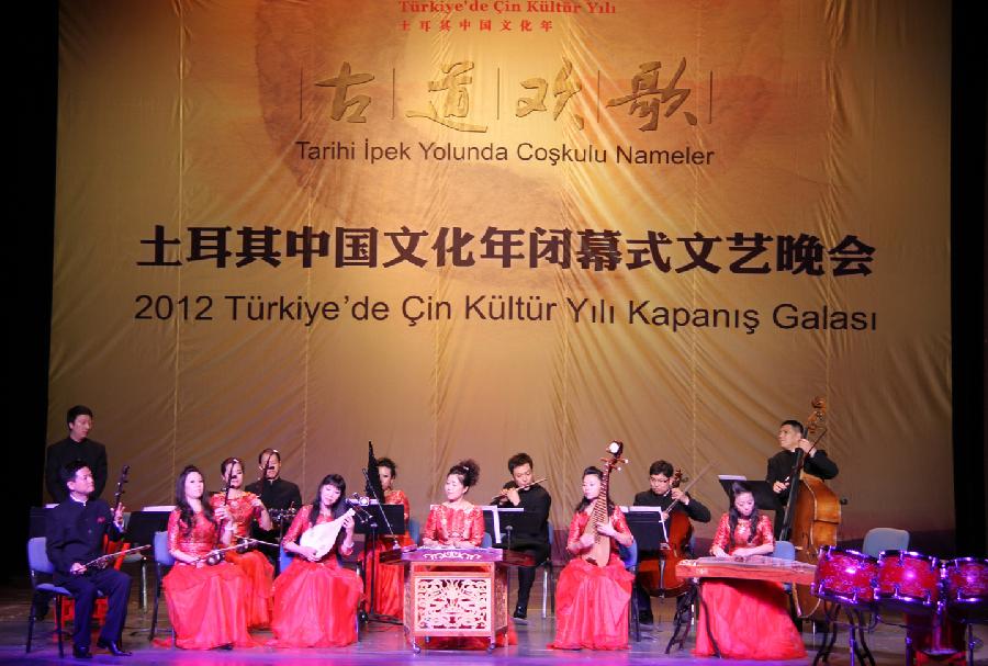 Chinese artists perform in a show marking the closing of the Year of Chinese Culture in Turkey 2012 in the national opera house in Ankara, Turkey, Dec. 4, 2012. (Xinhua/Li Ming)
