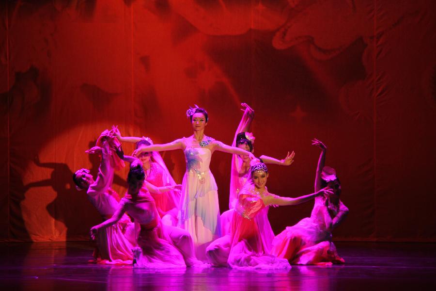 Chinese artists perform in a show marking the closing of the Year of Chinese Culture in Turkey 2012 in the national opera house in Ankara, Turkey, Dec. 4, 2012. (Xinhua/Li Ming) 