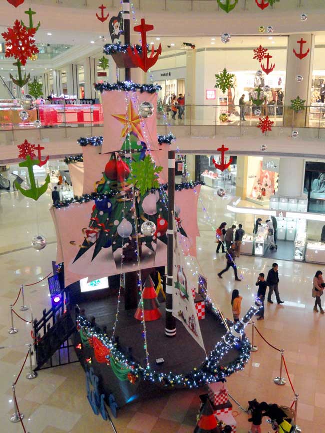 A giant "pirate ship" stands in a shopping mall in Suzhou,East China's Jiangsu province, on Tuesday. The 13-meter-long vessel, designed as a Caribbean pirate boat,features a Christmas tree, giving the mall a festive feel.(China Daily Photo) 