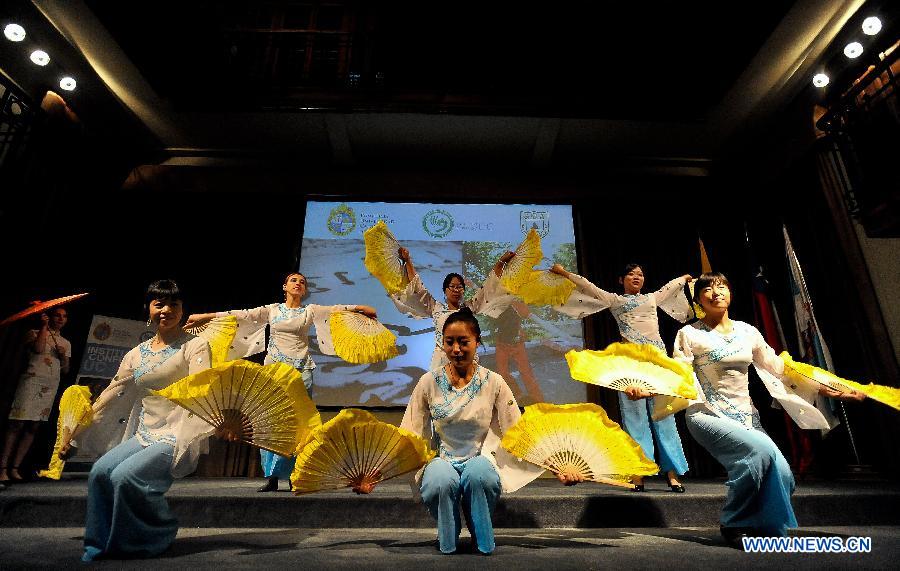 Students of the Confucius Institute of the Pontifical Catholic University of Chile perform at an event marking the end of the year for students of Chinese language and Chinese culture in Santiago, capital of Chile, on Dec. 5, 2012.(Xinhua/Jorge Villegas)