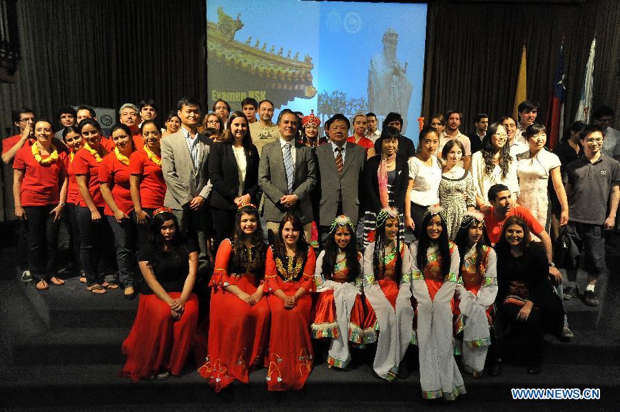 Students of the Confucius Institute of the Pontifical Catholic University of Chile attend an event to mark the end of the year for students of Chinese language and Chinese culture in Santiago, capital of Chile, on Dec. 5, 2012.(Xinhua/Jorge Villegas)