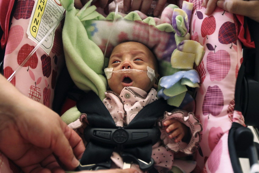 Melinda Guido, the world smallest baby, is discharged from hospital in Los Angles on Jan 20, 2012. She weighted at 0.29 kilograms when she was born. (Reuters/Christina House/Pool)