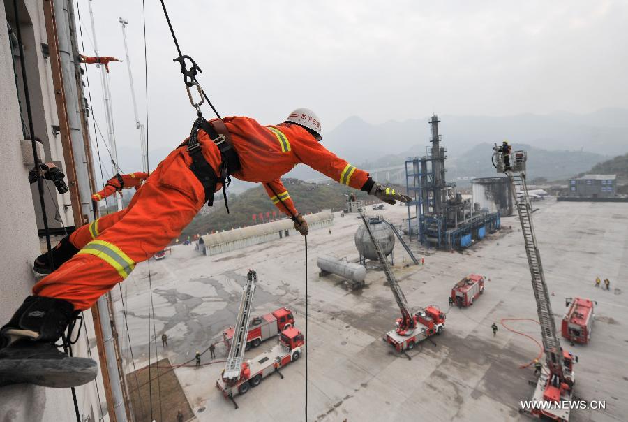 Fire fighters conduct a downhill rescue operation during a joint search and rescue exercise in Chongqing, southwest China, Dec. 6, 2012. The joint exercise was held on Thursday to celebrate that the National (Chongqing) Land Search and Rescue Base was officially put into service.(Xinhua/Liu Chan) 