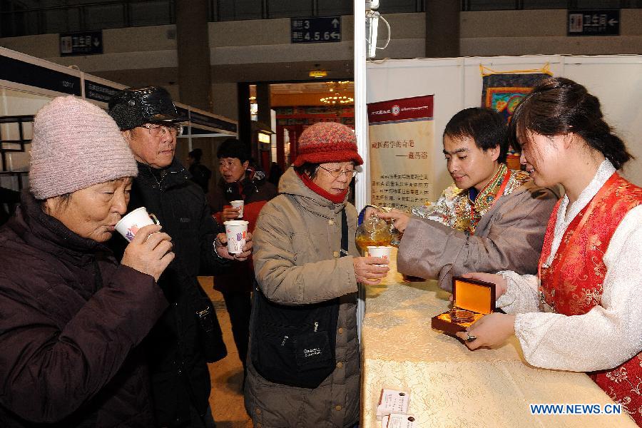 Visitors taste a kind of tea which enjoys medical value during the China Traditional Chinese Medicine Culture and Industry Expo 2012 in Beijing, capital of China, Dec. 6, 2012. The three-day event kicked off at Beijing Exhibition Center on Thursday. (Xinhua/He Junchang)