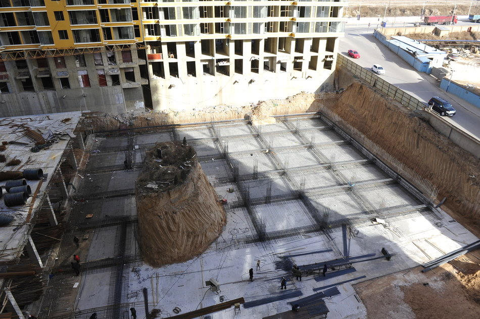 A lone tomb stands on a hillock at the construction site of a residential apartment project in Taiyuan on Dec, 5. 2012. (Yu Wei/ Icpress)