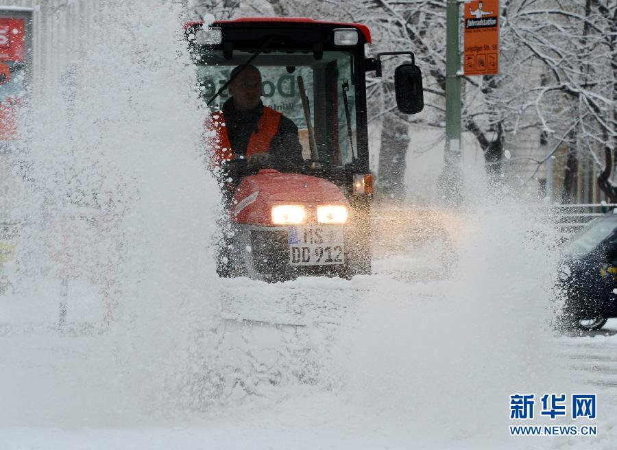 A cleaning worker removes the snow on the street in Berlin, Germany, Dec. 6, 2012. Berlin had its first heavy snow since winter on that day. (Xinhua/Ma Ning)