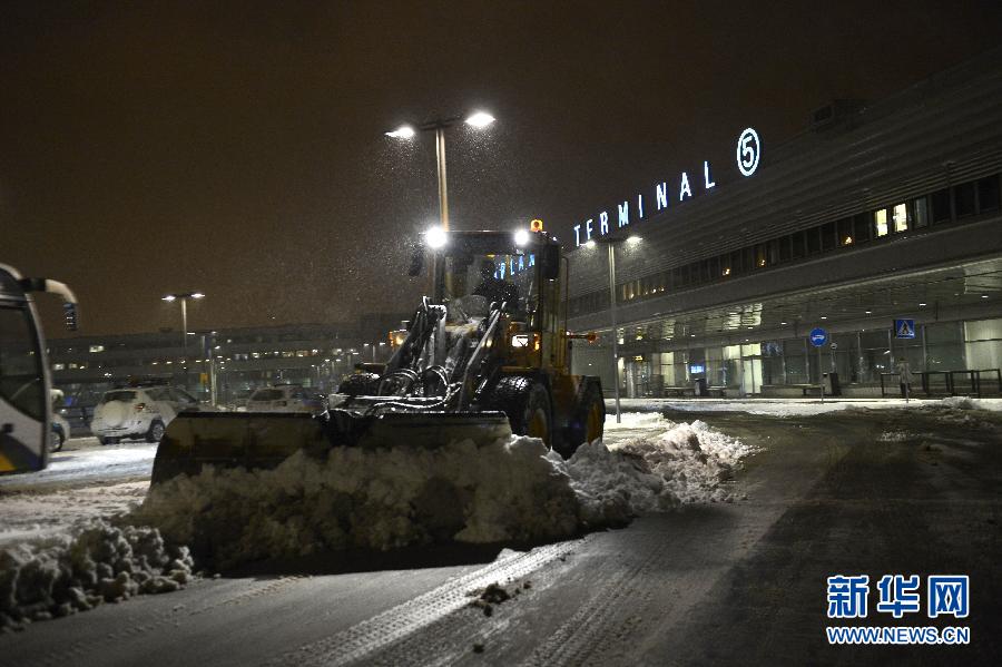 The snow-plough shovels snow outside the Aranda international airport in Stockholm, capital of Sweden, Dec. 5, 2012. A blizzard had seriously affected the transport in Stockholm. Mo Yan, the famous Chinese writer who was going to attend the Nobel Prize presentation, had been delayed due to flight cancellation. (Xinhua/Wu Wei)