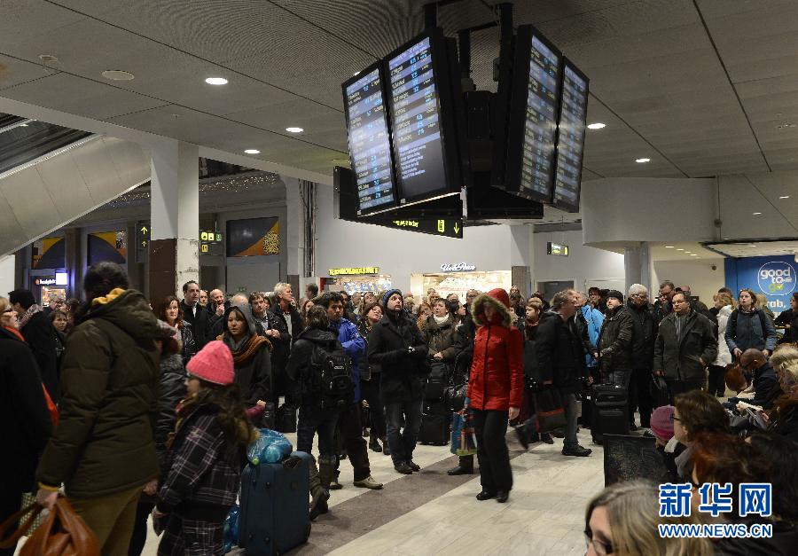 Passengers check information in the central railway station in Stockholm, capital of Sweden, Dec. 5, 2012. A blizzard had seriously affected the transport in Stockholm. Mo Yan, the famous Chinese writer who was going to attend the Nobel Prize presentation, had been delayed due to flight cancellation. (Xinhua/Wu Wei)