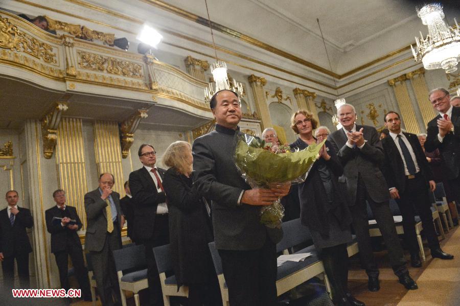 Chinese writer and 2012 Nobel Literature Prize winner Mo Yan receives a bunch of flowers after his lecture at Swedish Academy in Stockholm, capital of Sweden on Dec. 7, 2012. (Xinhua/Scanpix)