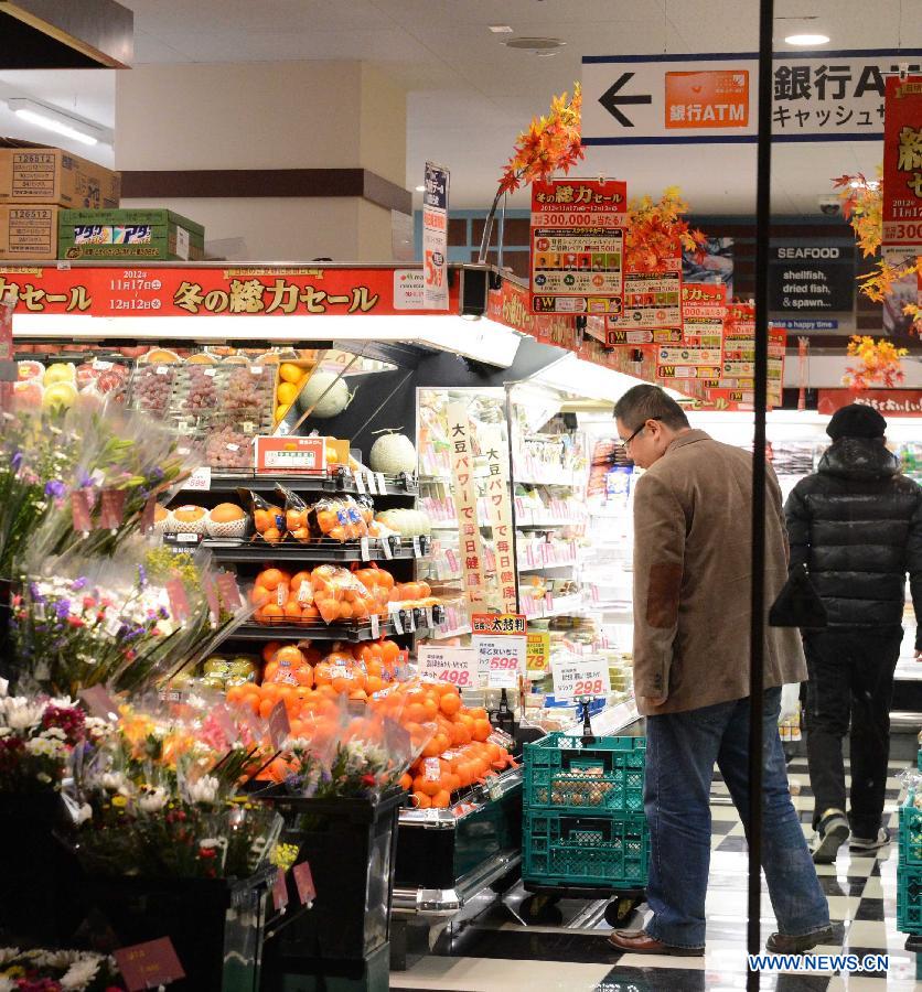 Photo taken on Dec. 7, 2012 shows people shopping at a supermarket in Japan's Tokyo after an earthquake. A 7.3-magnitude earthquake jolted off the east coast of Honshu of Japan, resulting in a tsunami warning for the country's northeastern coastal areas, according to Japan Meteorological Agency (JMA). (Xinhua/Ma Ping) 